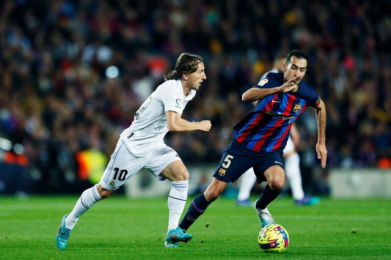 「バルサがメッシ退団後初のリーガ制覇」間近なクラシコの“喜びと憎しみ、一瞬のリスペクト”を撮った「18歳ガビが倒れたレアルDFを…」(17)