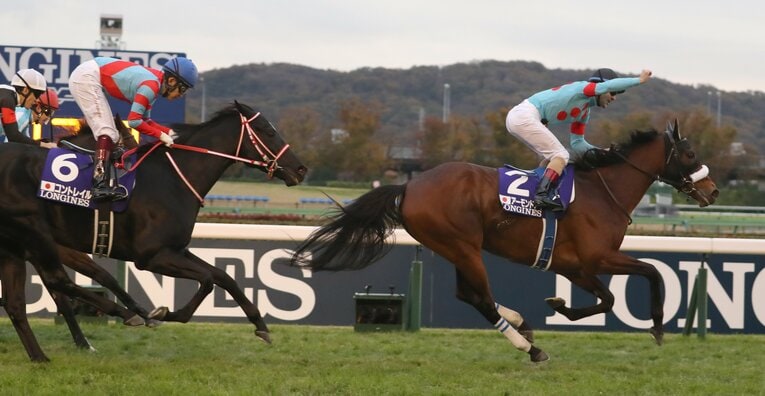 昨年12月のジャパンカップでは、アーモンドアイ（右）に敗れて2着だったコントレイル（左）　©JIJI PRESS