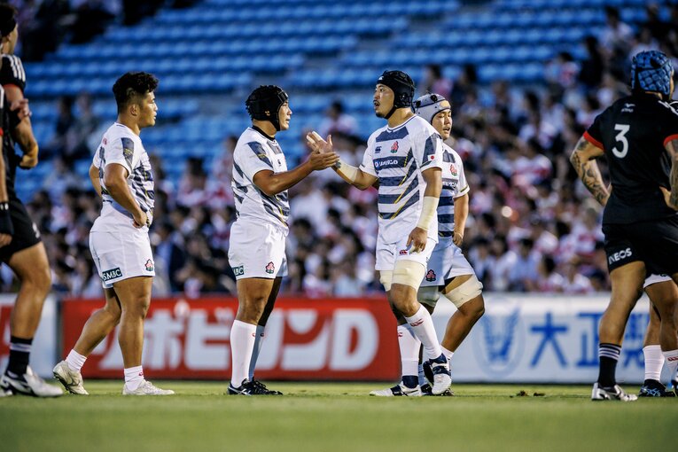 LO桑野詠真（静岡ブルーレヴズ）、PR三浦昌悟（トヨタヴェルブリッツ）©︎Kiichi Matsumoto