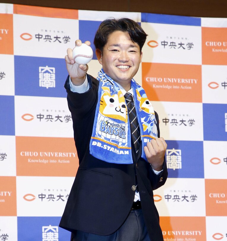 ドラフトで幼い頃からファンだったベイスターズの指名を受け、喜びを爆発させる石田裕太郎　©KYODO