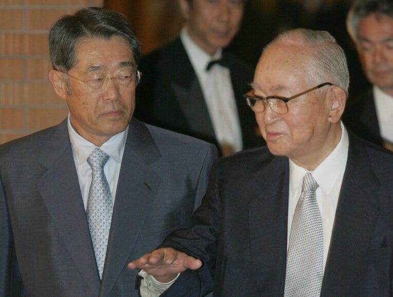 球界再編問題を協議するプロ野球オーナー会議のため会場入りする西武・堤義明オーナー（左）と巨人・渡辺恒雄オーナー　©︎JIJI PRESS