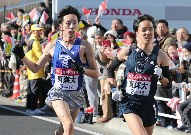 後ろについた小松　©JIJI PRESS