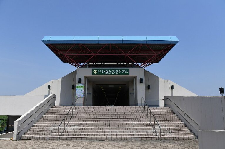 いわてグルージャ盛岡がホームとして使用する『いわぎんスタジアム』。秋田豊社長はスタジアム改修の必要性を強く訴えている ／ photograph by Masashi Hara - JL/Getty Images for DAZN