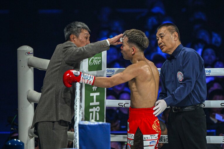 流血のチェックを受ける堤聖也　©Takuya Sugiyama