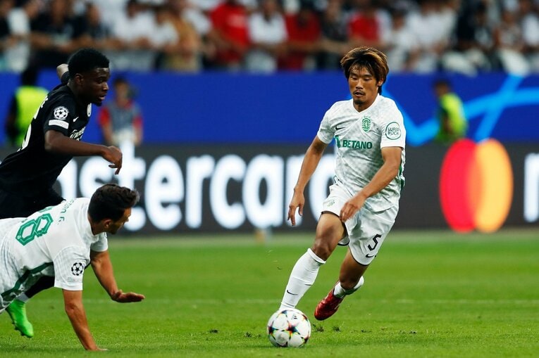 「“鎌田大地と守田英正が一緒に写った1枚”を狙いたいけど…」「長谷部誠はすでにコーチのように」CL日本人対決と“美しい夕焼け”撮影ウラ話(25)