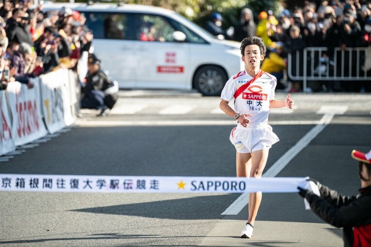 【今年の箱根駅伝】往路2位でゴールする中大5区の園木大斗（4年）。中大は昨年のシード落ちから見事に復活した　©Nanae Suzuki