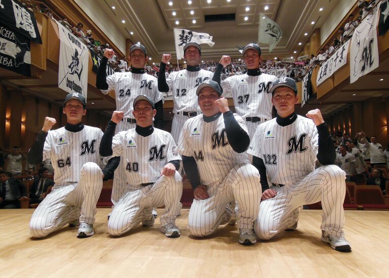 2013年の新入団選手発表会でファンにお披露目された育成1巡目指名の肘井さん（前列左）。石川歩（後列中央）や井上晴哉（前列左から3人目）らが同期入団だ　　©JIJI PRESS