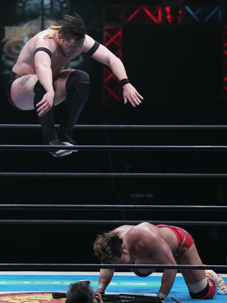 上村優也にダブルフットスタンプを見舞うカラム・ニューマン　©Essei Hara