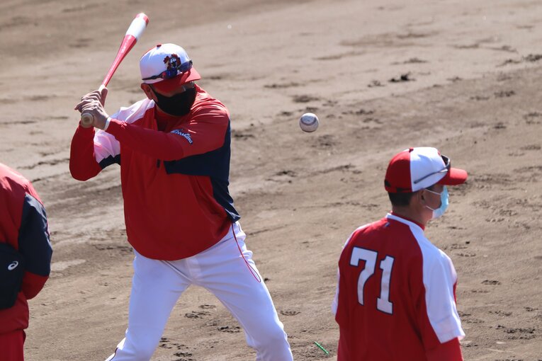 山田コーチと高監督（背番号71）©Kou Hiroo