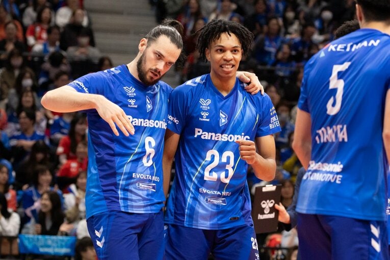 フランス代表のセッター・ブリザール（左）とラリー　©️OSAKA BLUTEON