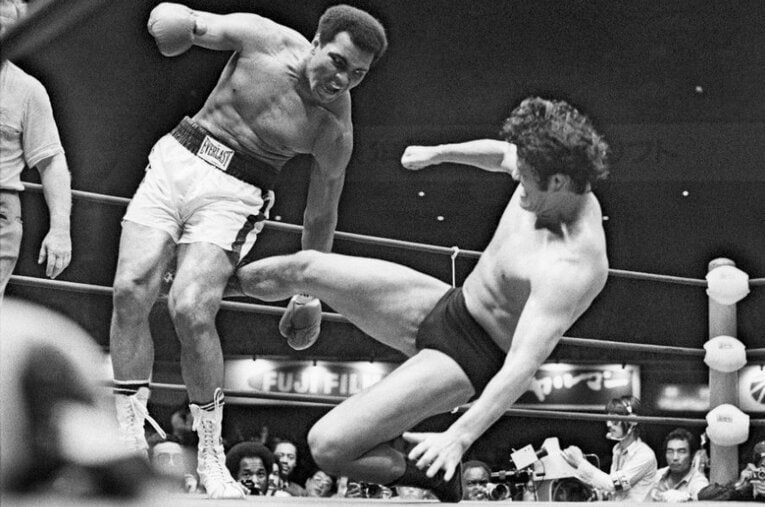 1976年6月26日、アントニオ猪木vsモハメド・アリの格闘技世界一決定戦 ／ photograph by Getty Images