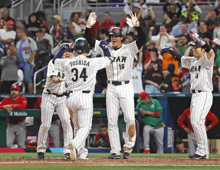 3ランホームランを放った吉田正尚を豪快に迎える大谷翔平　©JIJI PRESS