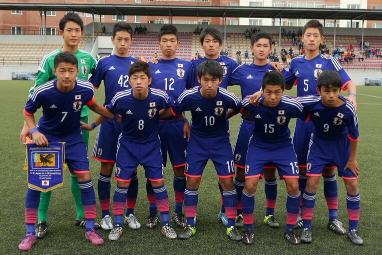 【日本サッカー名選手レア写真集】2015年9月、U-16日本代表の菅原由勢（前列左端／当時15歳）、中村敬斗（後列中央／14歳）、久保建英（前列右端／14歳）、瀬古歩夢（後列右端／15歳）　©AFLO