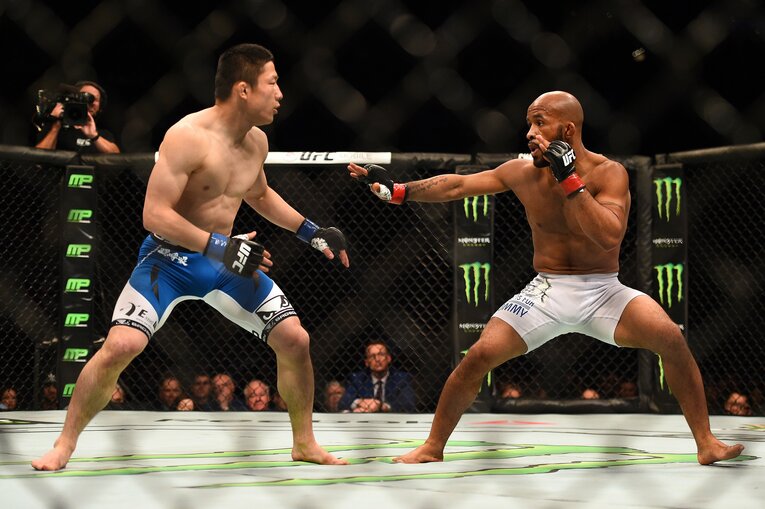 ケージファイトでもっとも実績を残した日本人選手は、やはり堀口恭司だろう。UFCではデメトリアス・ジョンソンとタイトルマッチ（写真）を戦い、Bellatorではバンタム級世界王者に輝いた　©Getty Images