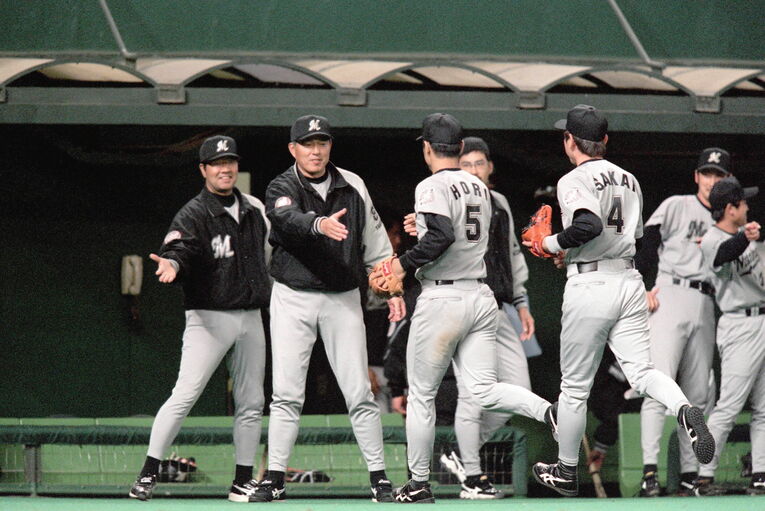 1999年から5年間、マリーンズの監督をつとめた山本功児監督（左から2人目）　©JIJI PRESS