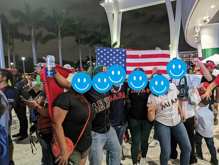 劇的勝利後メキシコファン、アメリカファンたちと　©Aki