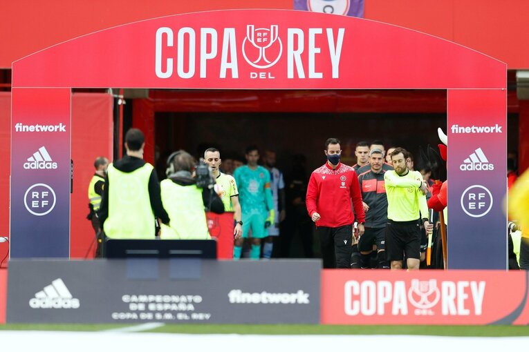 久保建英“オレが蹴る”FK弾→手荒い祝福に「い、痛いんですけど」 カメラマンが至近距離でとらえた一撃と、ファンから“感謝の大拍手”(9)