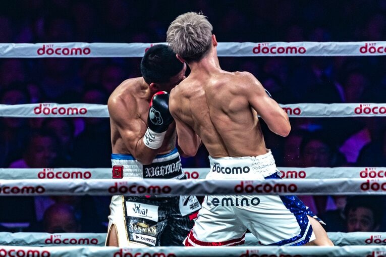 井上尚弥vs.マーロン・タパレス。4ラウンドのダウンシーン（4枚目／全9枚）©Takuya Sugiyama