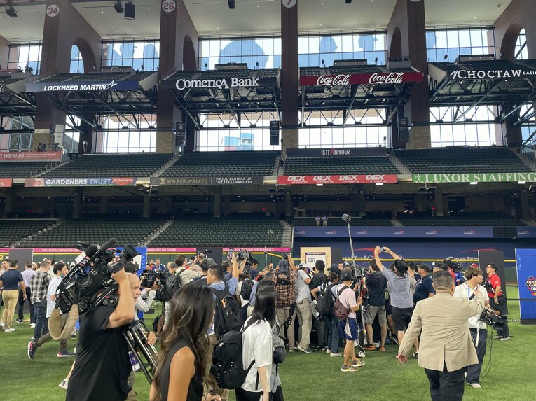 オールスター前日、大谷翔平の取材ブースにはこの人だかり　©NumberWeb