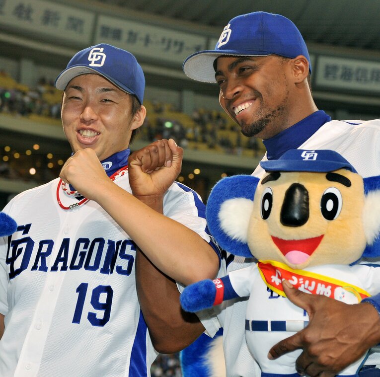 ともにお立ち台に上がる吉見とブランコ　©︎JIJI PRESS