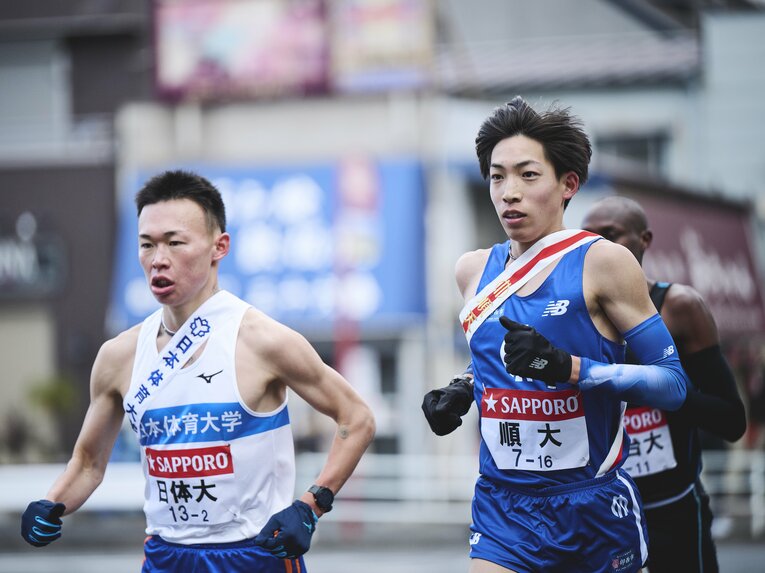 第98回箱根駅伝で同じ2区を走った藤本（左）と三浦。2人は「協力して前に行こう」と共同戦線を組んでいた　©Yuki Suenaga