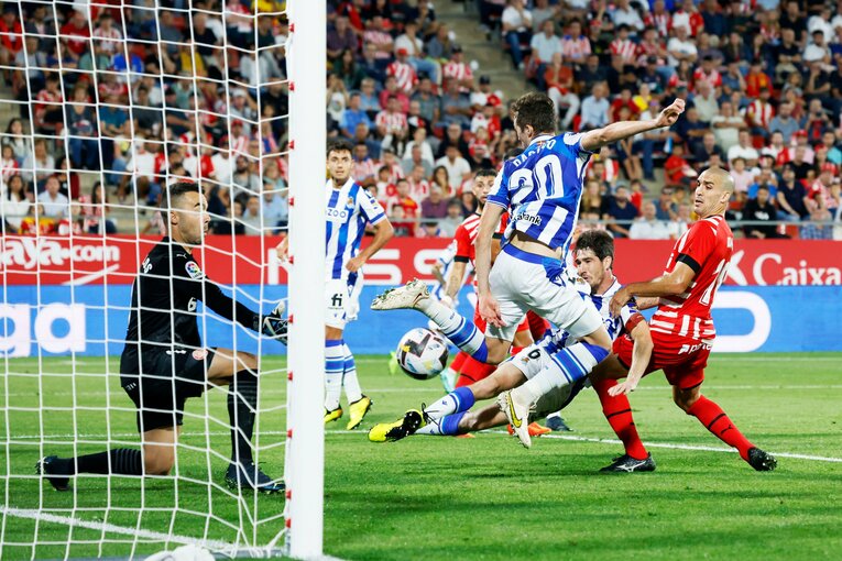 久保建英、ソシエダ同僚に「次は頼むよ」とウインク… カメラマンが収めた“1ゴール1アシスト＋余裕・信頼度アップの決定的瞬間”(22)