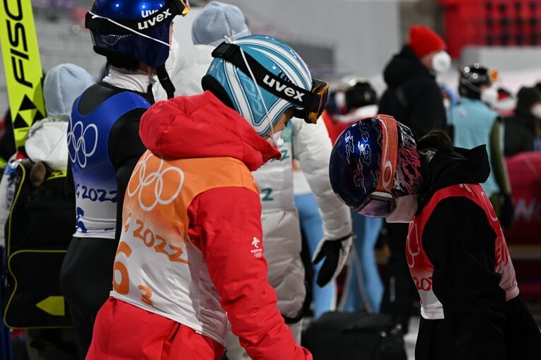 高梨を励ます伊藤有希　©Naoya Sanuki/JMPA