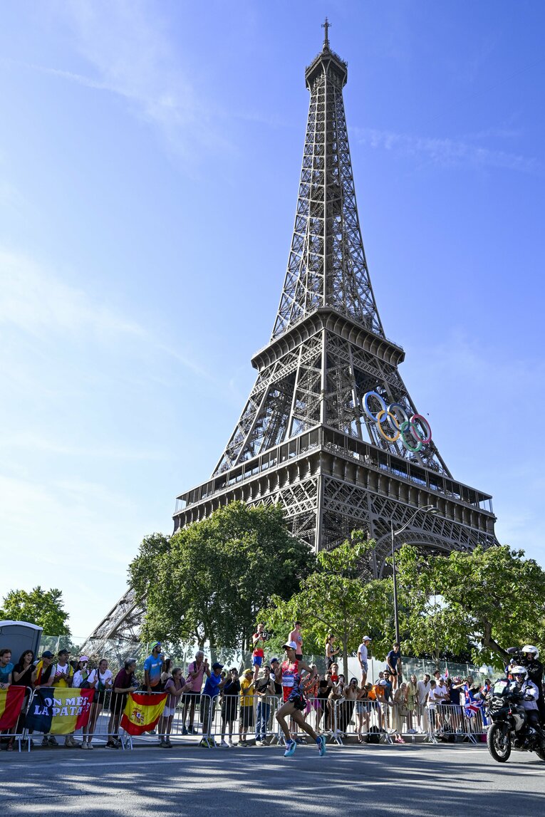 エッフェル塔下を駆け抜ける赤崎暁　©Asami Enomoto/JMPA