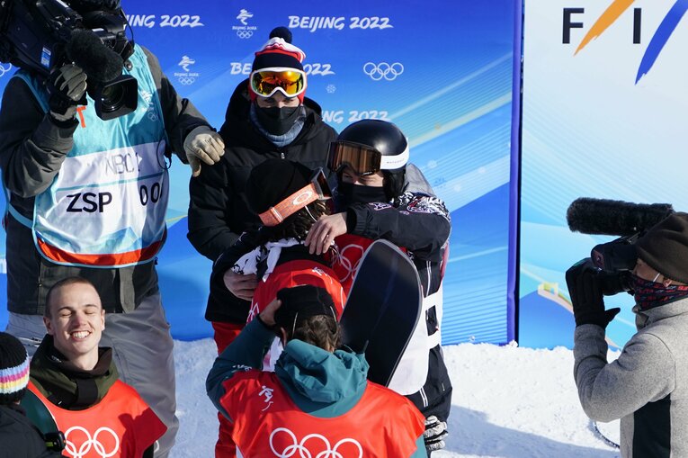 平野歩夢を抱きしめるショーン・ホワイト　©Danielle Parhizkaran-USA TODAY Sports/JIJI PRESS