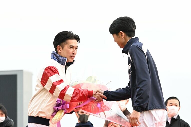 武豊ともガッチリ握手　©Keiji Ishikawa