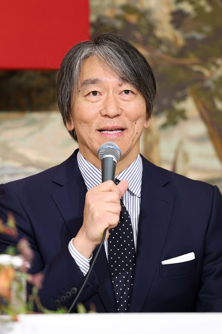 監督就任会見には国民栄誉賞表彰時に着用した濃紺のスーツとドット柄のネクタイで臨んだ　©️JIJI PRESS