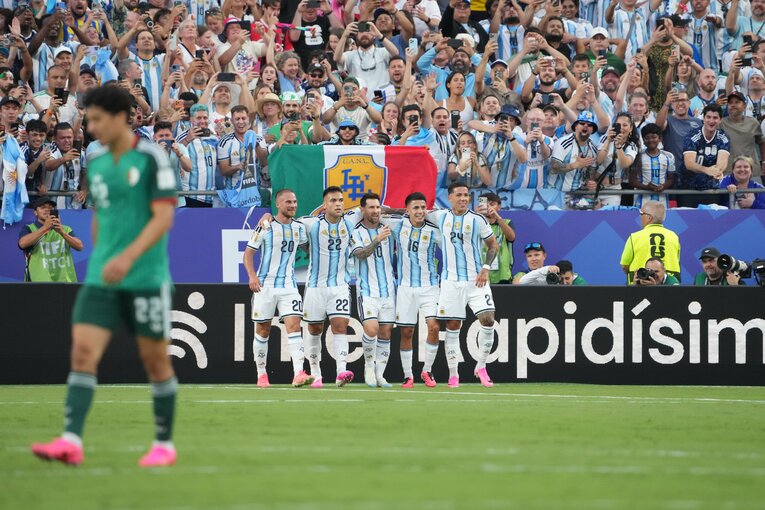 メッシの先制ゴールを祝福するアルゼンチンの選手たち　©Masashi Hara