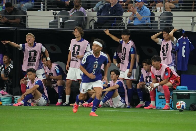 長友佑都が出場している間も、ベンチの選手たちは変わらず声を出し続けた　©Masashi Hara