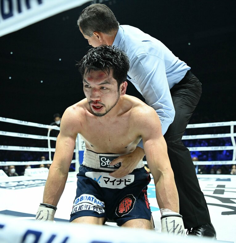 レフェリーが試合終了を伝える(8/9)　［代表撮影］©JIJI PRESS