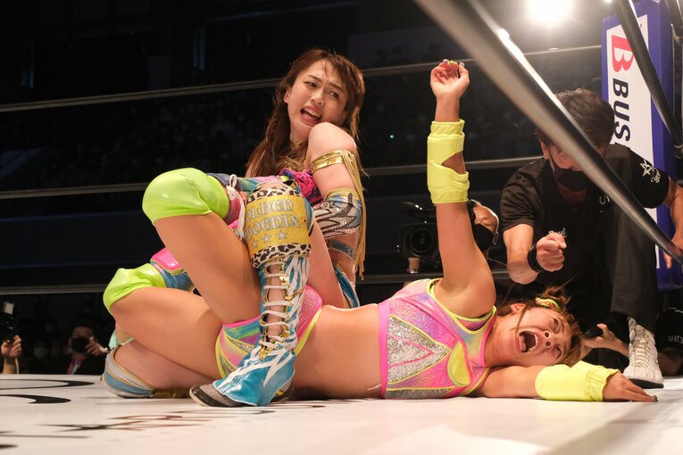 上谷の逆エビを耐え、ロープエスケープにも成功