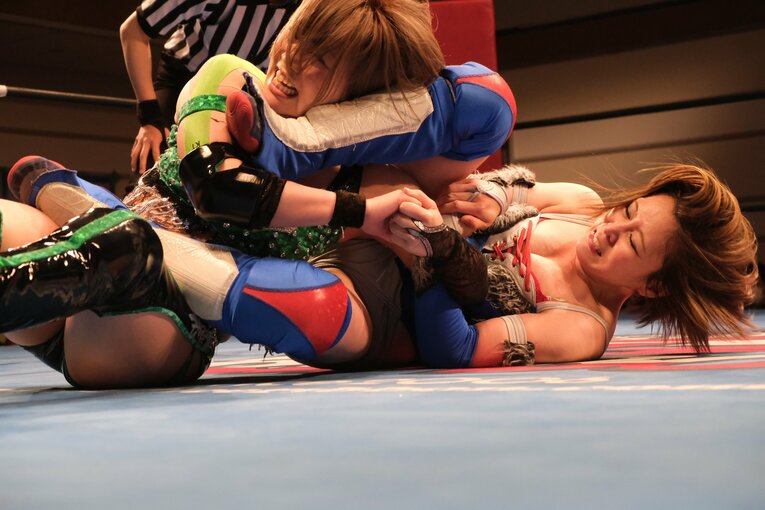 「女優vs交通情報のお姉さん」に18歳同士“意地の張り合い”対決も… 若手勢ぞろいの興行“ピースパ”に見る女子プロレスの未来(27)