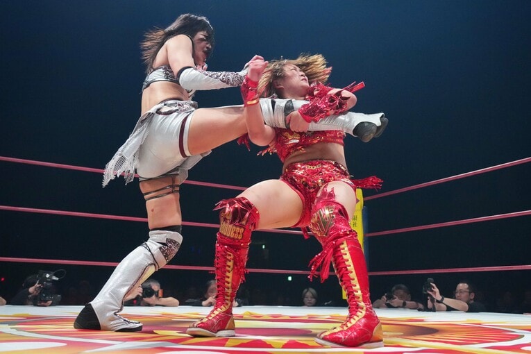 朱里をドラゴンスクリューに持っていくSareee 　©Essei Hara