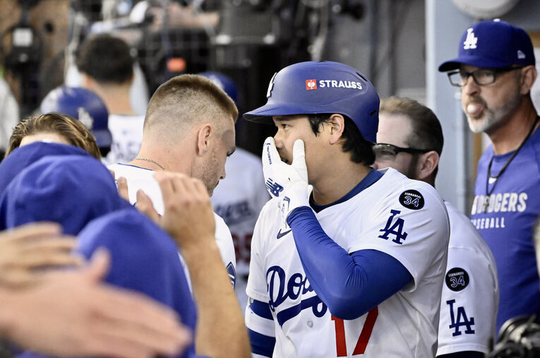 1本目の本塁打後、フリーマンと情報共有　©Getty Images