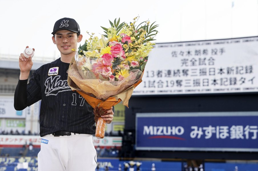 「前例は僕がつくればいい」ロッテ・佐々木朗希の“歴史的な4月”…甲子園の興行主から白井球審まで、あまりの“規格外”に日本中がうろたえた