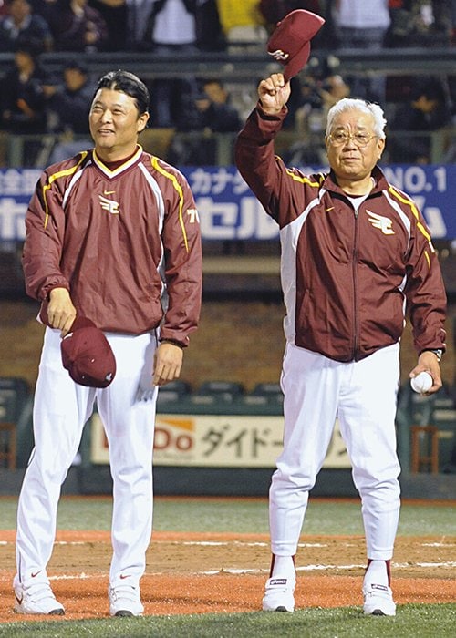 現在は巨人の監督代行として指揮を執る橋上（左）。野村（右）譲りの野球IQが評価され、巨人での選手経験がない人物では初めて指揮官の座に就いた