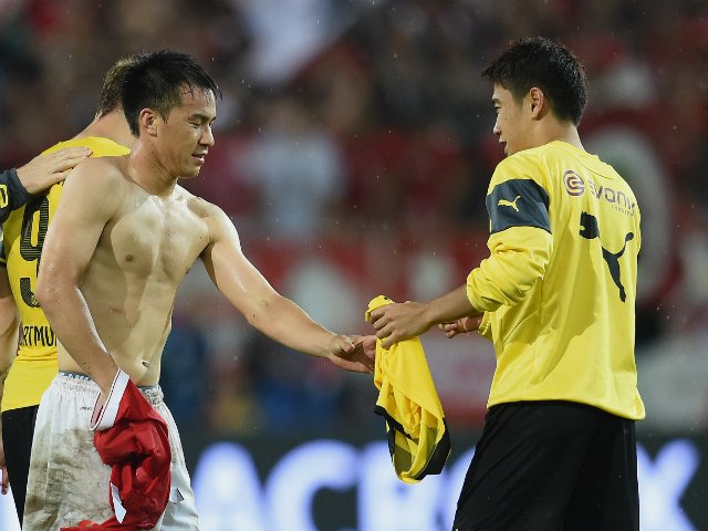 シンジ対決 での主役は岡崎 香川の復調 丸岡初陣にも煌めきが 3 7 ブンデスリーガ Number Web ナンバー