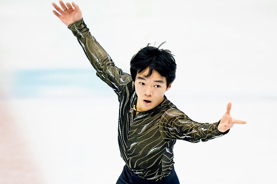 最大の武器を減らしサルコウ2本。驚きの成長を見せた鍵山優真。<Number Web> photograph by Yukihito Taguchi