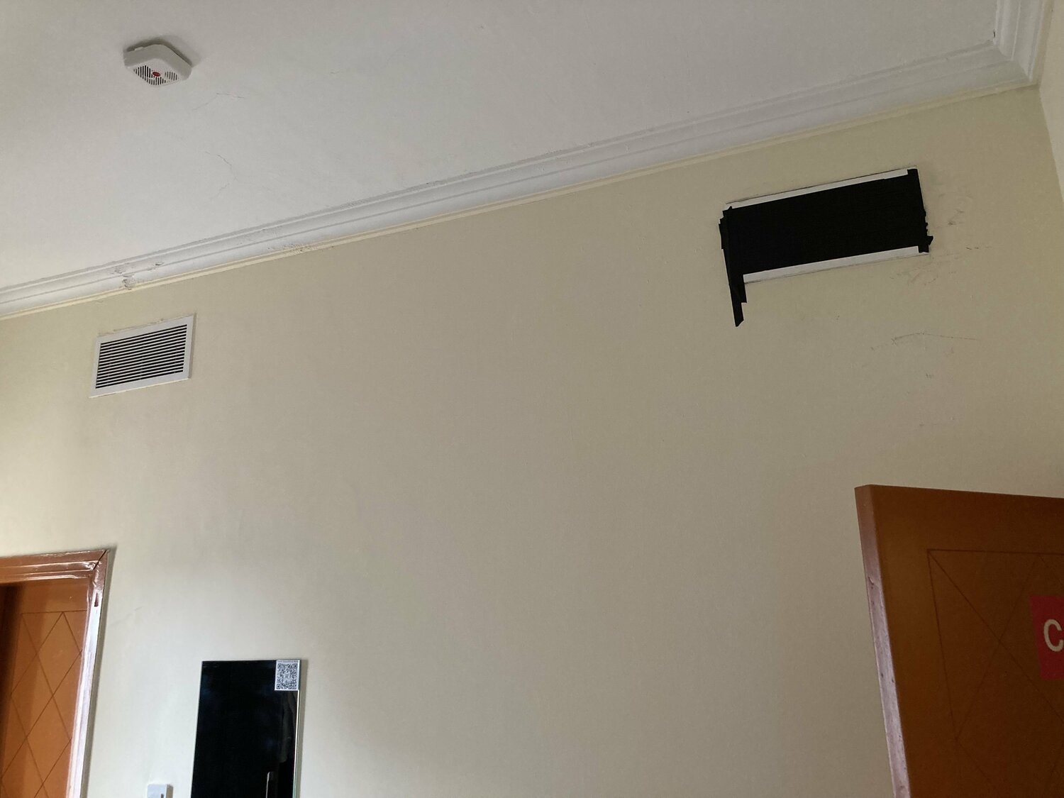 黒テープによるクーラーの封じ込め作戦(右上)は成功。取材班は四六時中、暑さだけでなく寒さとも戦う ©Yoshiaki Matsumoto