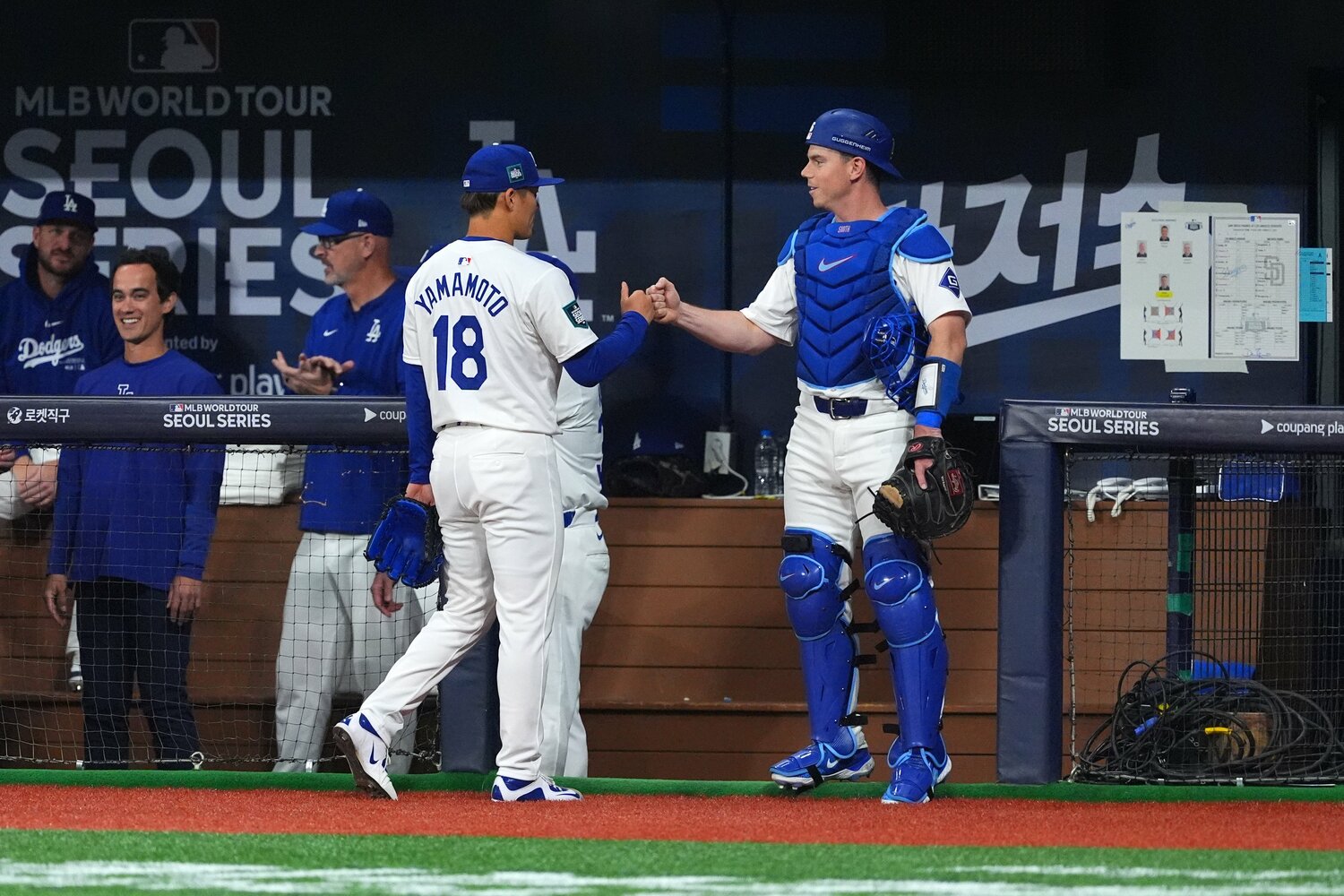 開幕第2戦で先発した山本由伸とグータッチをかわす捕手のウィル・スミス　©︎Getty Images