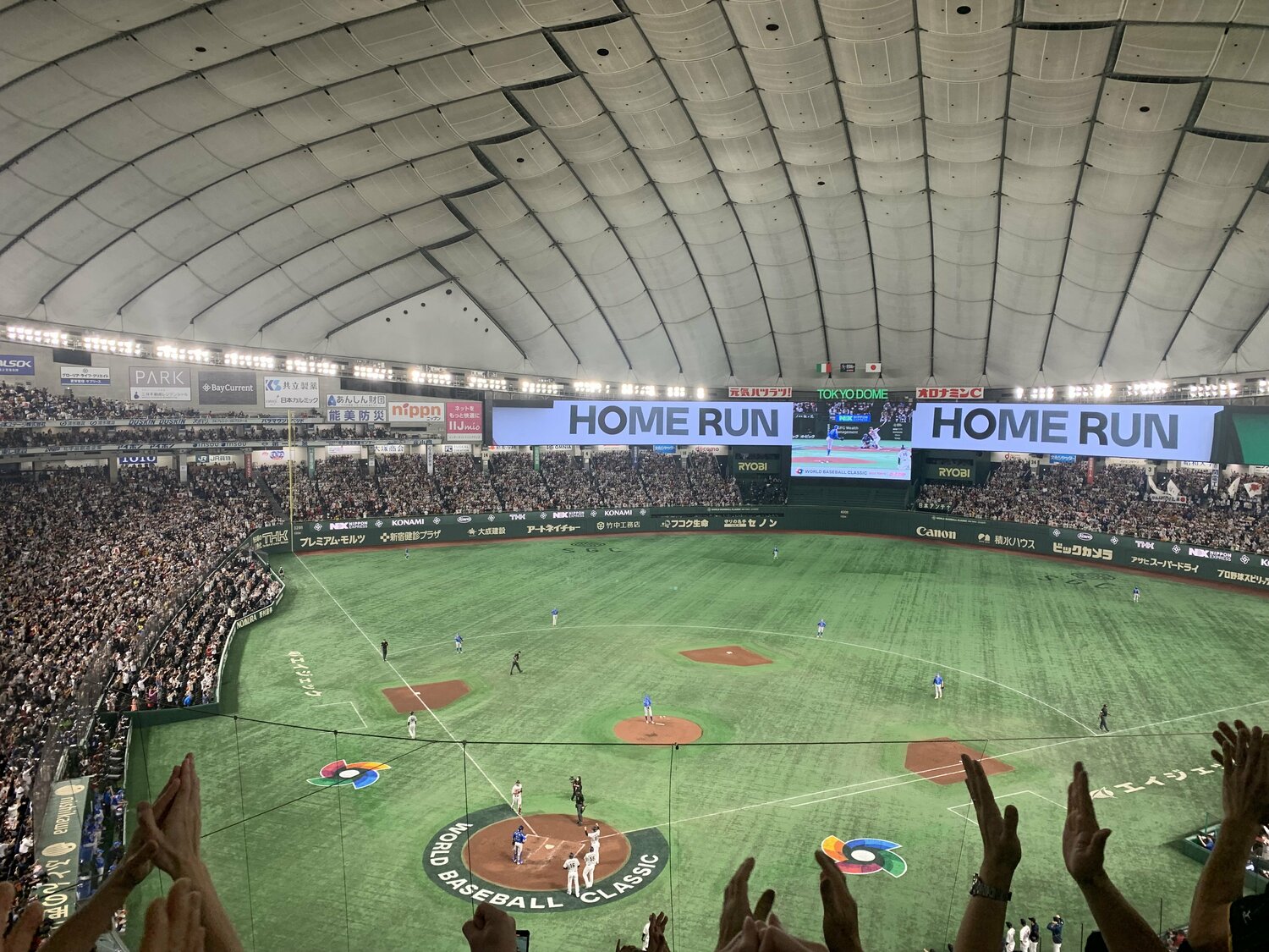 筆者が現地で見た、岡本和真3ラン直後の一枚 ©Yasutaka Nakamizo