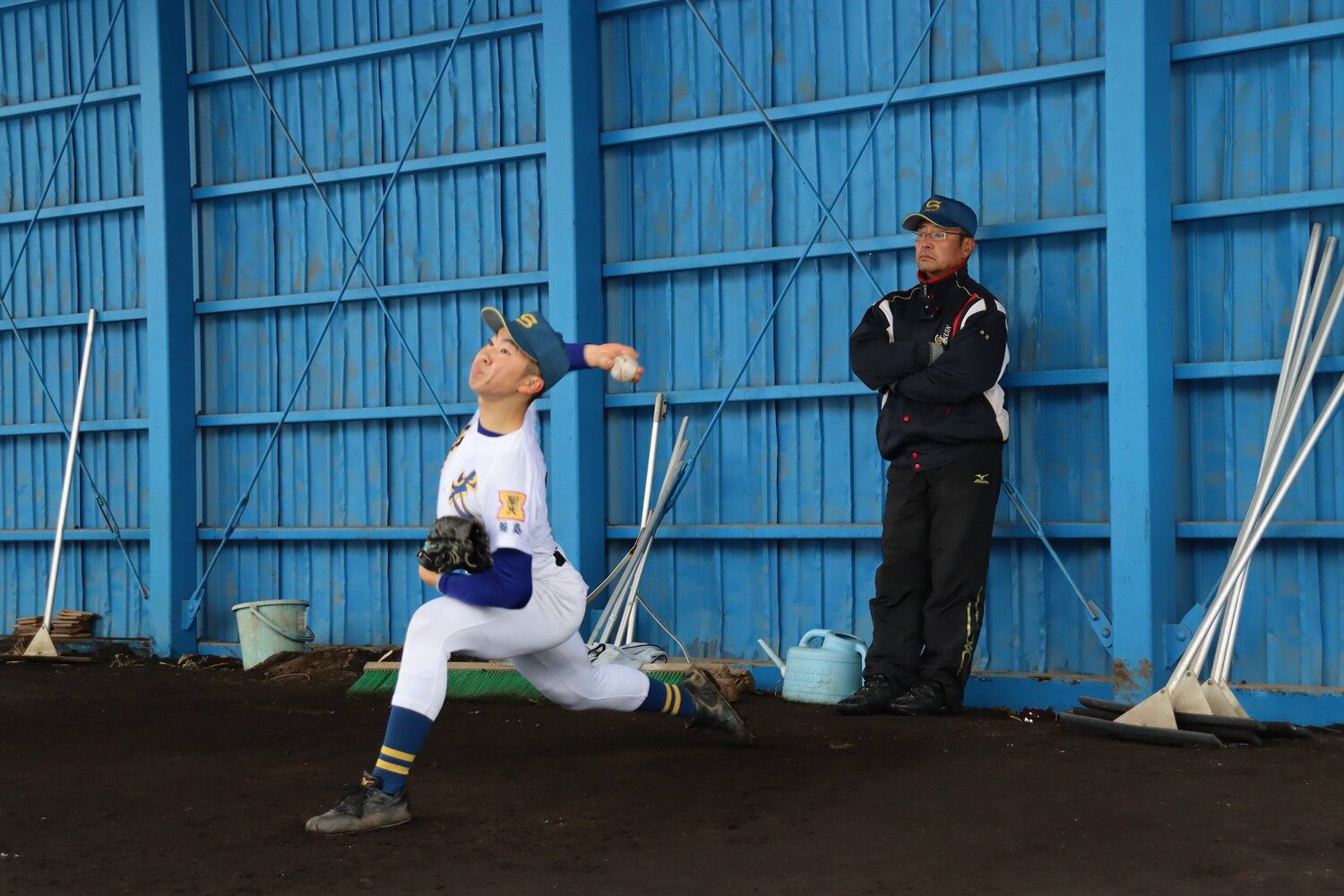 エース佐山の投球練習を見守る斎藤監督（1月撮影）