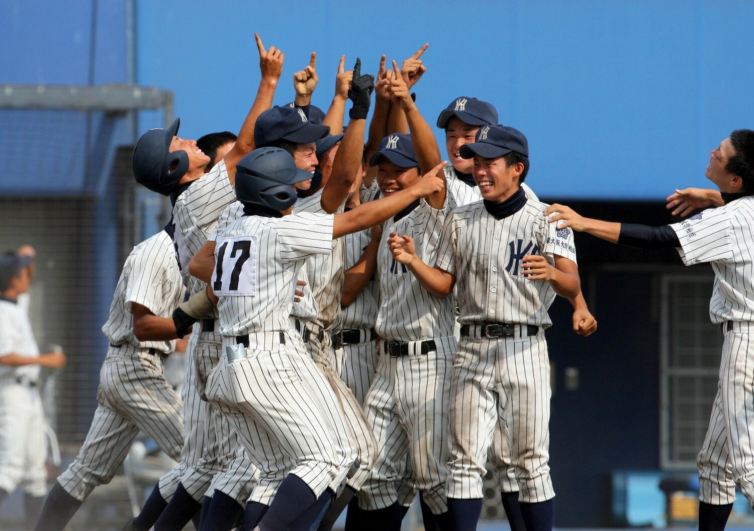 2011年夏、主将・石川慎吾（現・巨人）の活躍で大阪桐蔭にサヨナラ勝ちを収め、春夏通じで初の甲子園出場を決めた東大阪大柏原　©Sankei Shimbun