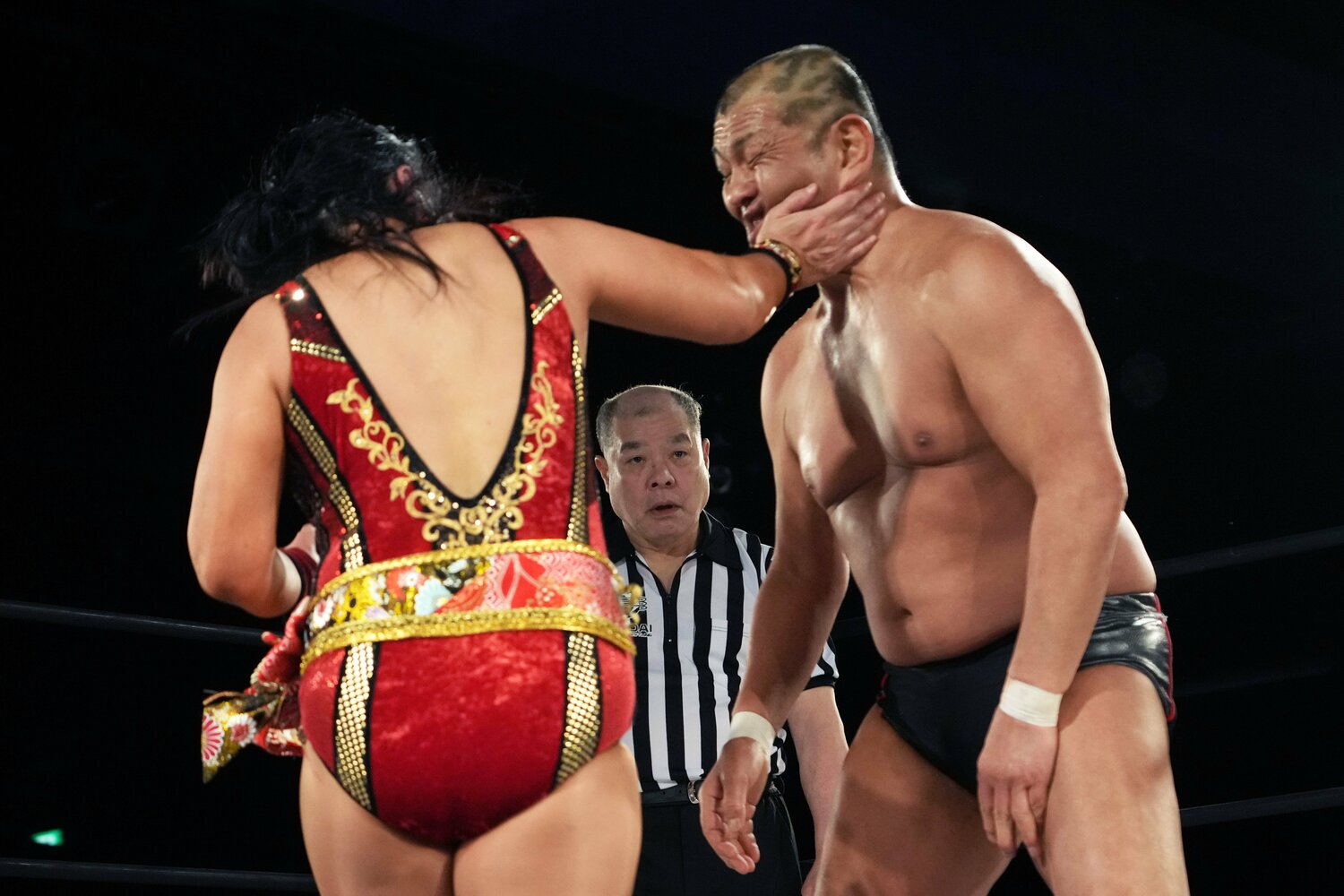 鈴木みのるに強烈な張り手をかます里村明衣子 ©Essei Hara