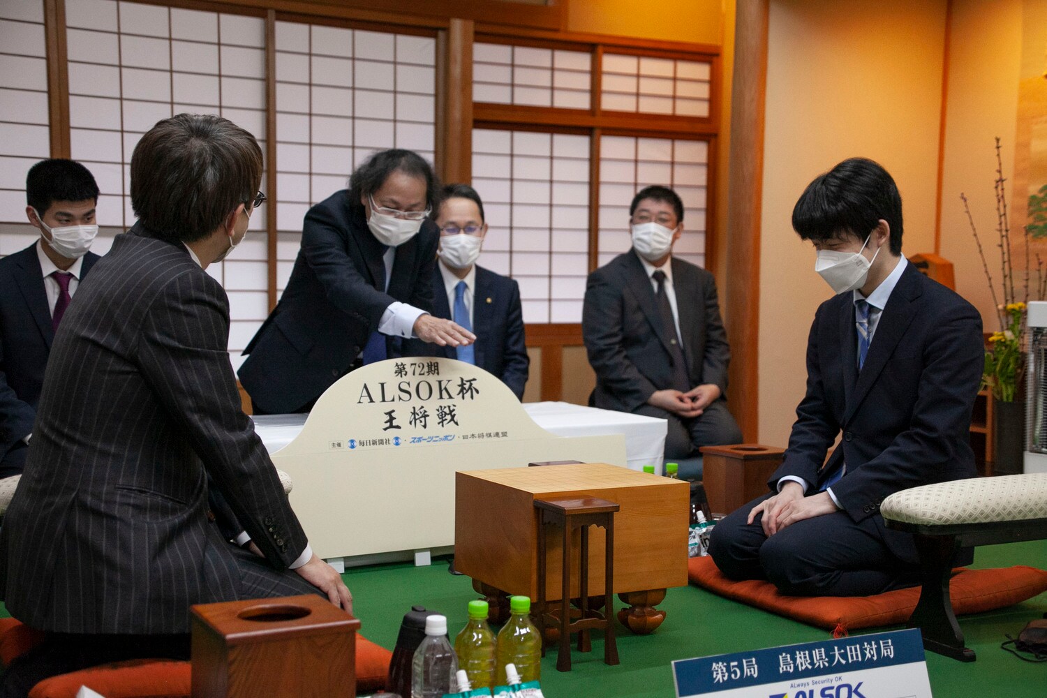 王将戦に臨んでいる藤井五冠。A級順位戦最終局も大一番となる　©日本将棋連盟