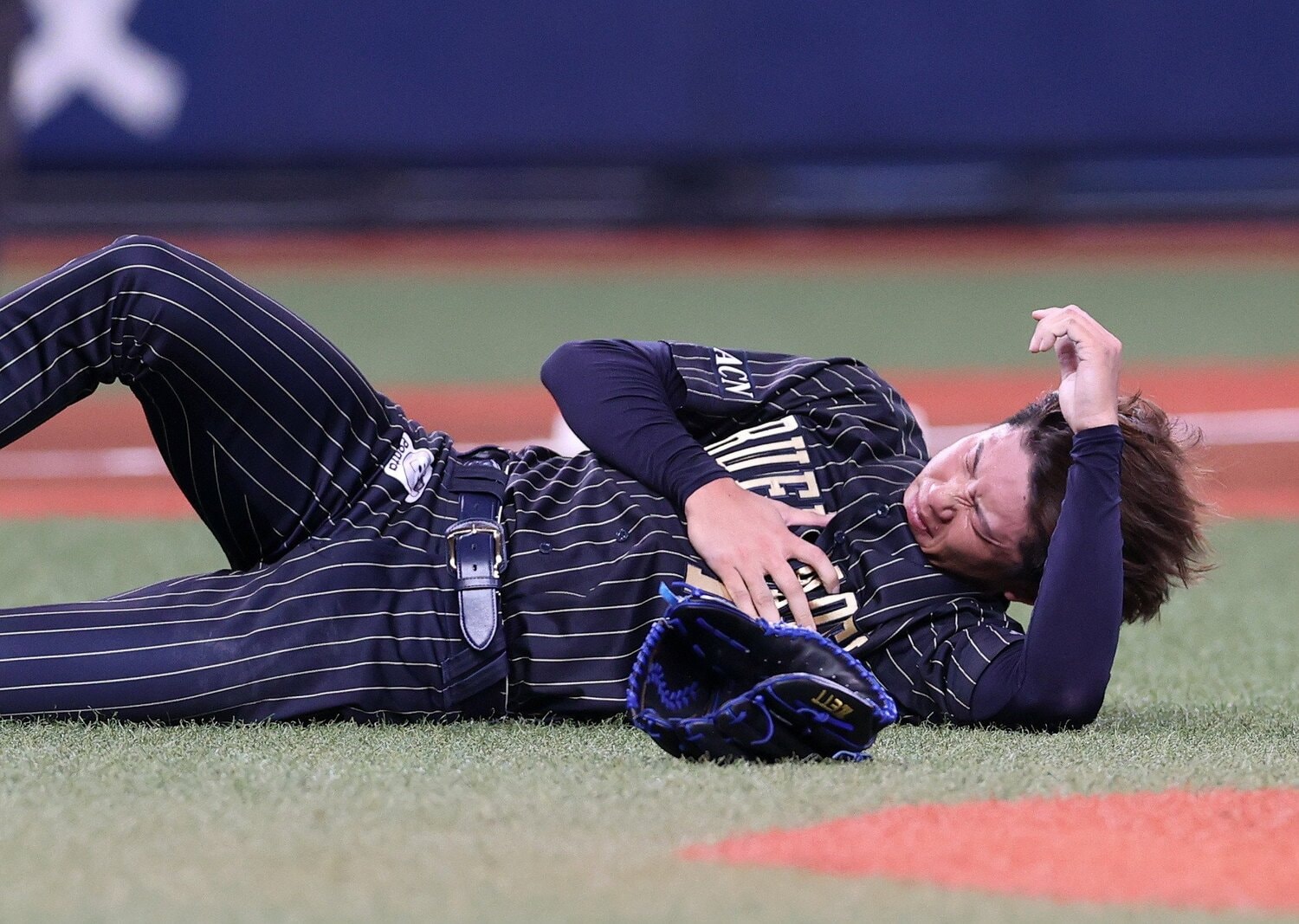 打者の折れたバットが右胸に直撃し、苦悶の表情を浮かべるオリックス・曽谷 ©JIJI PRESS